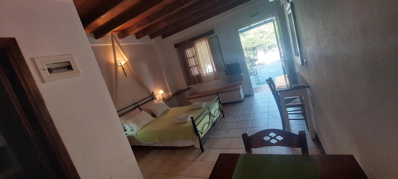 Ο Μπαξεσ Apartment Livadi  Екстериор снимка